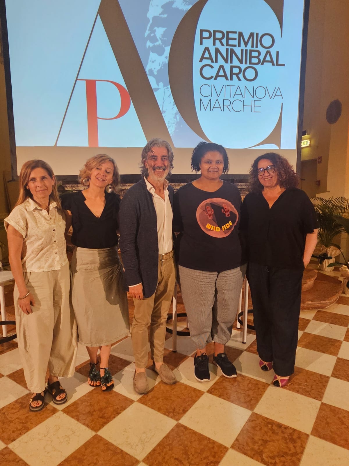 Nella foto Leonardo Marcello Pignataro con Valeria Andreoni, presidente della sezione AITI Marche, e le socie Dana Rinaldi, Tania Calcinaro e Althea Muirhead.